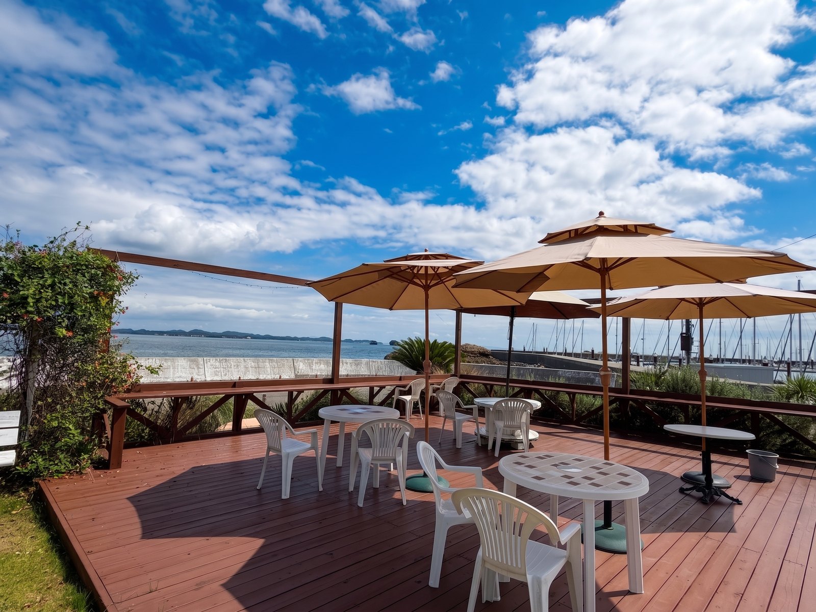 パーゴラの下のテラス席
